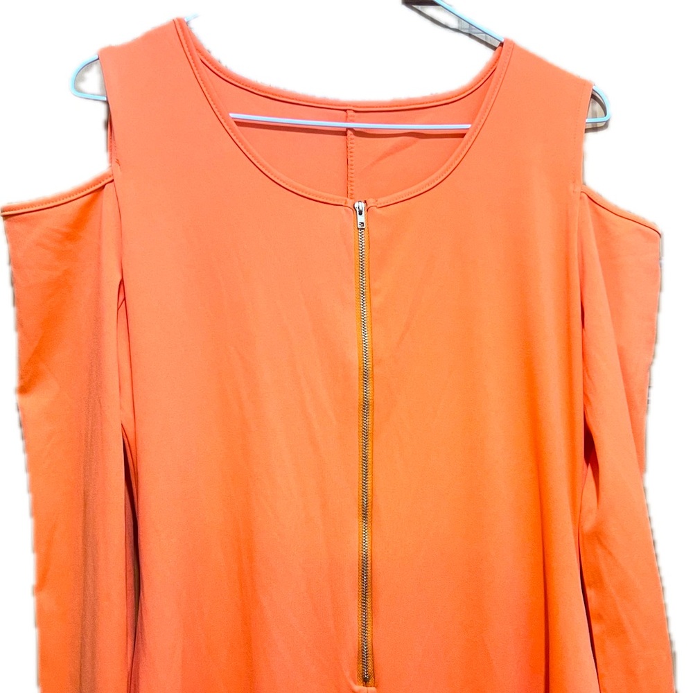 Two cold shoulder jumpers with front zipper and pockets
XXL Blue
XXL Orange